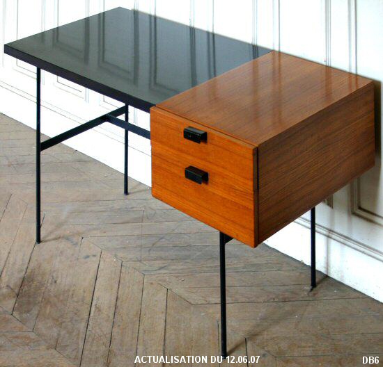 Bureau "PAULIN" CM141, �dit� par Thonet en 1953, plateau plaqu� de formica noir, caisson � 2 tiroirs en placage de teck, pi�tement en acier laqu� noir.
