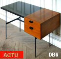 Bureau "PAULIN" CM141, dit par Thonet en 1953, plateau plaqu de formica noir, caisson  2 tiroirs en placage de teck, pitement en acier laqu noir.