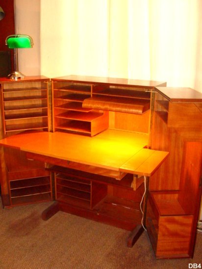 Bureau "malle" vers 1960, placage acajou, plan de travail htre massif, clairage intgr.