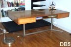 Bureau dition "KNOLL" vers 1970 en placage de noyer, 2 tiroirs, pitement inox.