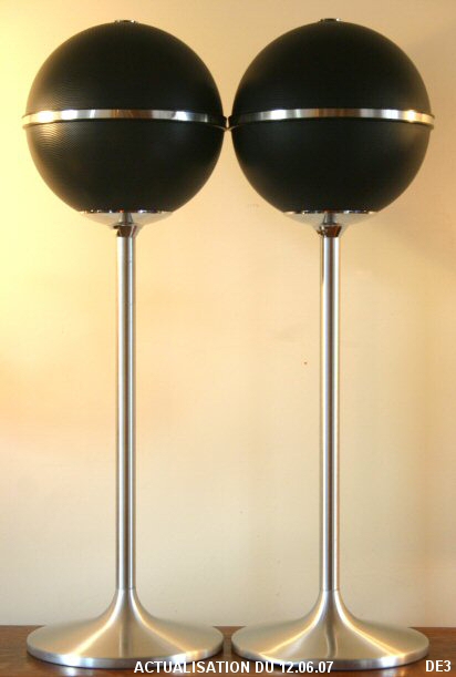Enceintes de marque GRUNDIG vers 1970, joli mod�le, m�tal perfor� et aluminium bross�.