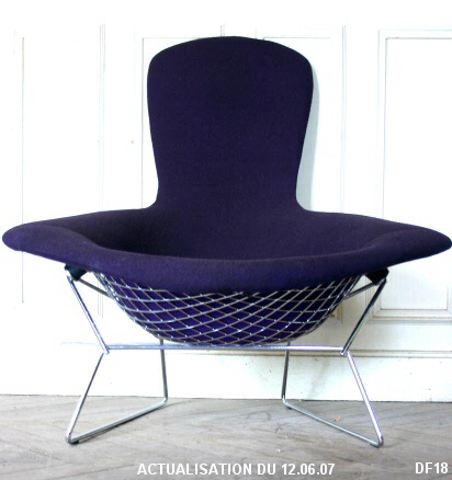 Fauteuil "BIRD" de HARRY BERTOIA �dit� par KNOLL depuis 1952, r�sillage en m�tal chrom�, housse en piqu� de laine bicolore: face avant marine, dos violine.