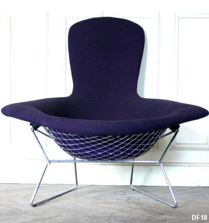 Fauteuil "BIRD" de HARRY BERTOIA dit par KNOLL depuis 1952, rsillage en mtal chrom, housse en piqu de laine bicolore: face avant marine, dos violine.