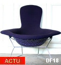 Fauteuil "BIRD" de HARRY BERTOIA dit par KNOLL depuis 1952, rsillage en mtal chrom, housse en piqu de laine bicolore: face avant marine, dos violine.