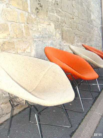 Fauteuil de dtente d'Harry BERTOIA, modle DIAMOND CHAIR, dition: 1952 par KNOLL Int., piqu de laine beige et orange, rsillage en mtal chrom. 4 modles disponibles.