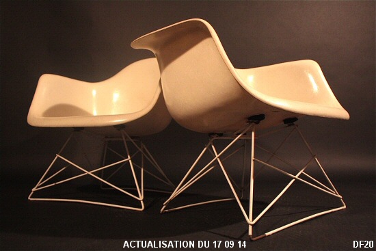 Paire de chauffeuses "Charles Eames" vers 1950, coque en fibre de verre, pied trap�ze en m�tal laqu�, coloris ivoire.