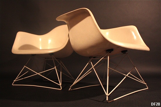 Paire de chauffeuses "Charles Eames" vers 1950, coque en fibre de verre, pied trapèze en métal laqué, coloris ivoire.