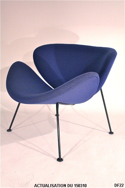 Fauteuil Orange Slice F437 Pierre Paulin vers 1960, structure tubulaire en m�tal laqu� noir accueillant deux coques galb�es garnies de mousse et recouvertes de tissu bleu Klein.