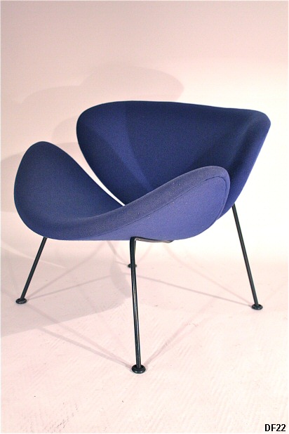 Fauteuil Orange Slice F437 Pierre Paulin vers 1960, structure tubulaire en mtal laqu noir accueillant deux coques galbes garnies de mousse et recouvertes de tissu bleu Klein.