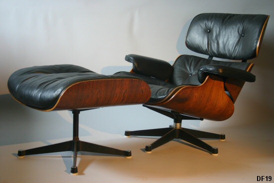 Charles et Ray EAMES Édition Henry Miller (modèle antérieur à 1971). Lounge Chair et Ottoman 1956, coque en multipli plaqué palissandre de Rio, coussins revêtus de cuir noir, pied étoile en profilé d'aluminium.