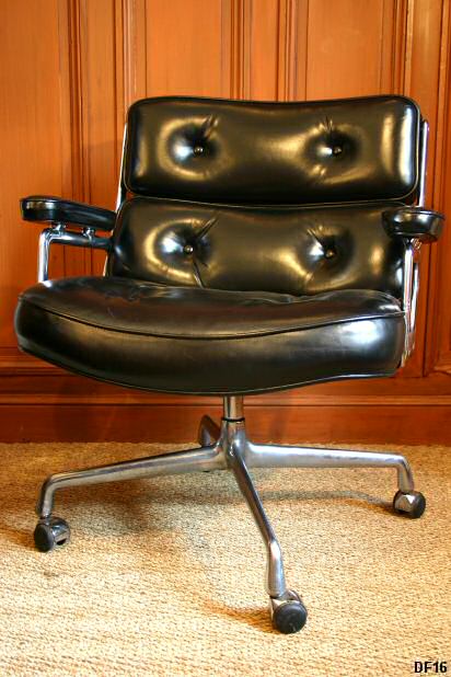 Charles et Ray EAMES "TIME LIFE CHAIR" 1960 Executive Work Chair, structure en fonte d'aluminium, roulettes, pivotante, modèle large, cuir noir