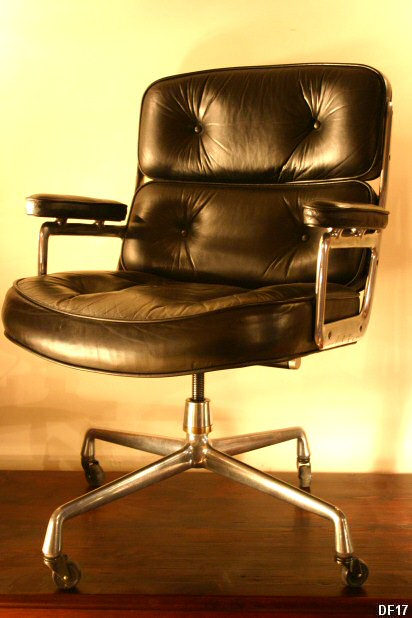 Charles et Ray EAMES "TIME LIFE CHAIR" 1960 Executive Work Chair, structure en fonte d'aluminium, roulettes, pivotante, coussins revêtus de cuir marron.