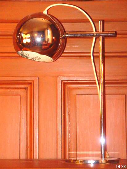 Lampe de bureau vers 1970, réflecteur boule, réglable en hauteur, métal chromé.