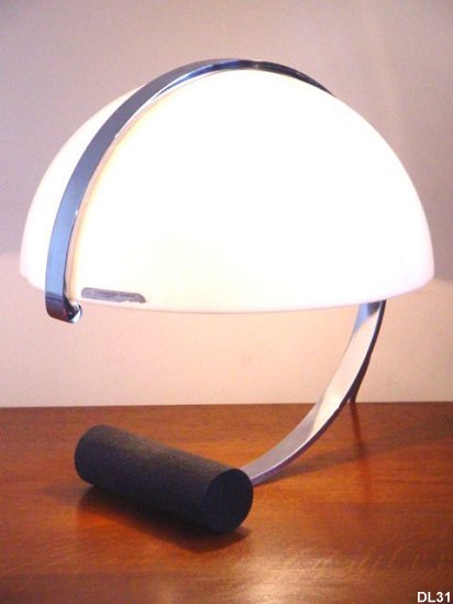 Lampe  poser dition "HM" vers 1970, intressant travail de courbes, rflecteur opalisant en rsine, pitement acier chrom et fonte.