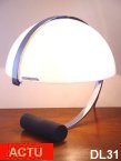 Lampe  poser dition "HM" vers 1970, intressant travail de courbes, rflecteur opalisant en rsine, pitement acier chrom et fonte.