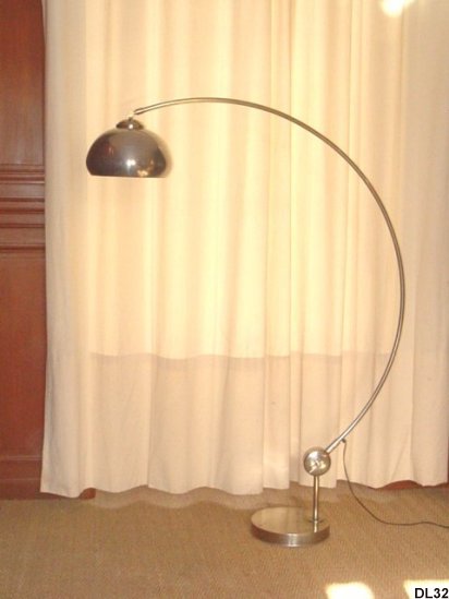 Lampadaire arc vers 1970, trs rare modle, bras tlescopique chrom, rflecteur alu bross articul, pied alu bross, lest.