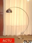 Lampadaire arc vers 1970, trs rare modle, bras tlescopique chrom, rflecteur alu bross articul, pied alu bross, lest.