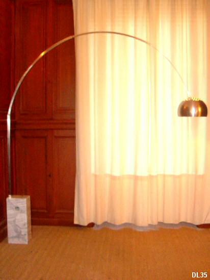 Lampadaire "ARCO" dition FLOS, design: Achille & Pier-Giacomo CASTIGLIONI, date de cration: 1962, bras tlescopique acier bross, rflecteur orientable, pitement en marbre blanc. dition rcente ou modle 1978 disponible.