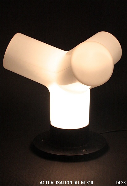 Tr�s beau mod�le de lampe contemporaine, vers 1970, r�sine opalisante, socle en acier laqu� noir