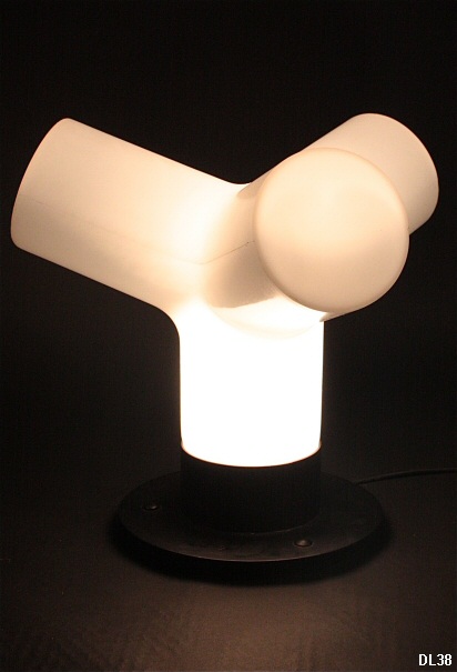 Très beau modèle de lampe contemporaine, vers 1970, résine opalisante, socle en acier laqué noir