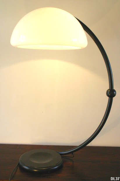 Lampadaire modele serpente MARTINELLI LUCE vers 1965, mtal laqu noir, rflecteur opalisant en rsine