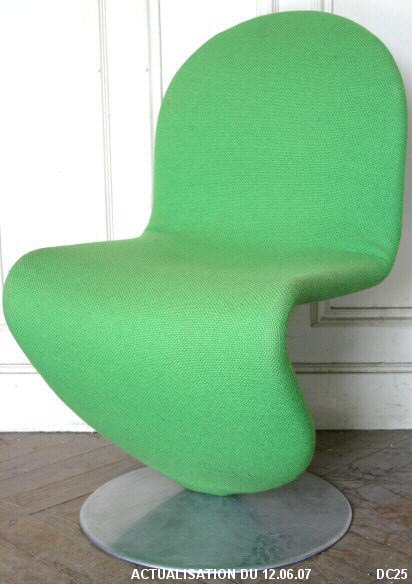 Si�ge, syst�me "1.2.3." de VERNER PANTON �dit� par Fritz HANSEN en 1973, version tournante, structure en tube d'acier, houss� d'un piqu� de laine vert, pied circulaire en fonte d'aluminium.