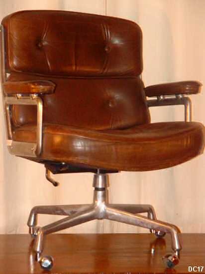 Charles et Ray EAMES "TIME LIFE CHAIR" 1960 Executive Work Chair, structure en fonte d'aluminium, roulettes, pivotante et basculante, coussins revêtus de cuir marron.