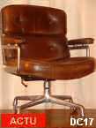 Charles et Ray EAMES "TIME LIFE CHAIR" 1960 Executive Work Chair, structure en fonte d'aluminium, roulettes, pivotante et basculante, coussins revêtus de cuir marron.