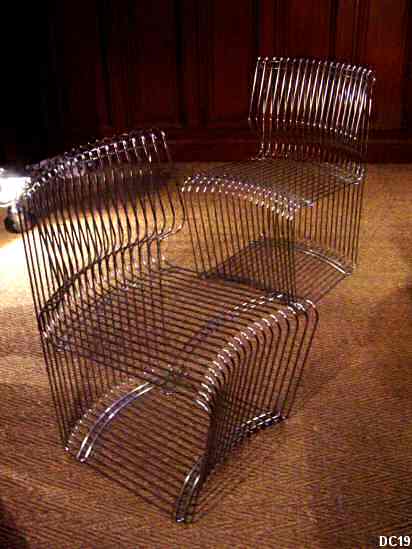 Suite de deux chaises en fil, système 123 édition "Fritz HANSEN" création 1973, métal chromé, modèle avec housses disponibles