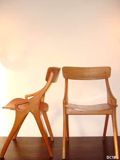 Chaises danoises vers 1970, joli modèle sculptural en teck massif. 