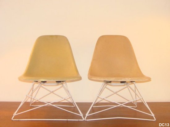 Chauffeuses "Charles Eames" vers 1950, coque en fibre de verre, pied "Eiffel" en métal laqué, idéal pour chambre d'enfants. 
