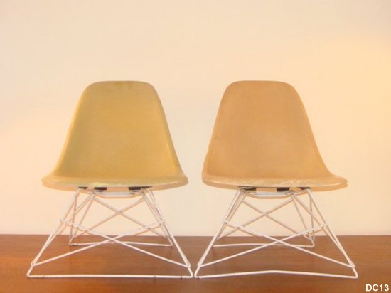 Chauffeuses "Charles Eames" vers 1950, coque en fibre de verre, pied "Eiffel" en mtal laqu, idal pour chambre d'enfants. 