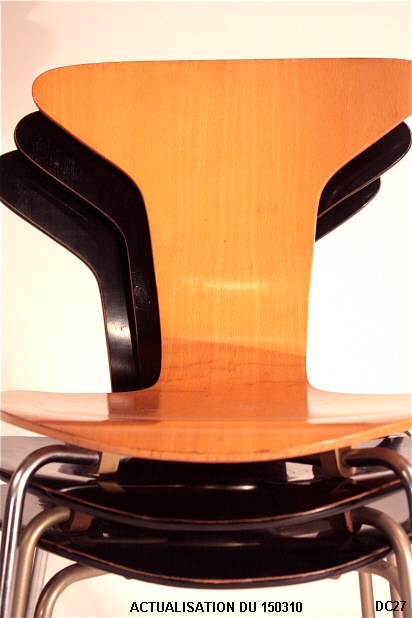 Rare chaises vers 1955, Arne JACOBSEN, Danemark, �dition Fritz HANSEN,  mod�le mouette, assise h�tre vernis et laqu� noir, pi�tement chrom�. Quatre mod�les disponibles.