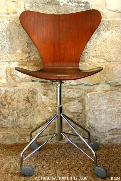 Chaise vers 1955, Arne JACOBSEN, Danemark, �dition Fritz HANSEN  mod�le fourmi, pied secr�taire, assise teck, pieds en m�tal chrom�, hauteur r�glable