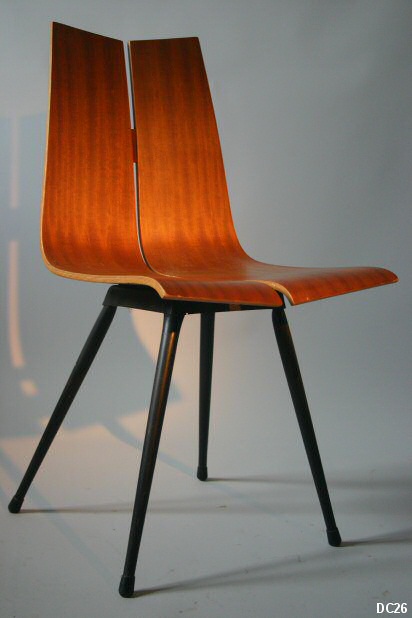 Suite de six chaises. Très beau modèle de 1954, Hans Bellman SWITZERLAND, multiplis thermoformés, plaqué acajou blond, piètement aiguille laqué noir.