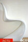 Chaise Verner PANTON modle d'exposition, chaise monobloc en mousse polyurthane blanche, empilable.