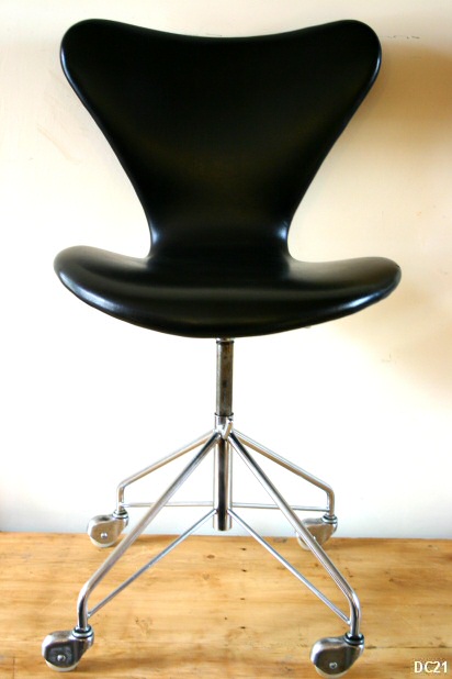 Chaise vers 1955, Arne JACOBSEN, Danemark, édition Fritz HANSEN  modèle fourmi, pied secrétaire, assise skaï noir (très bon état), pieds en métal chromé, hauteur réglable