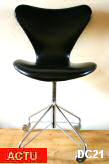 Chaise vers 1955, Arne JACOBSEN, Danemark, dition Fritz HANSEN  modle fourmi, pied secrtaire, assise ska noir (trs bon tat), pieds en mtal chrom, hauteur rglable