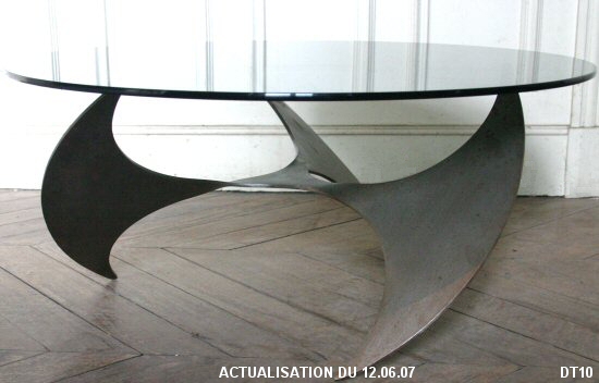 Table basse vers 1970,  pi�tement h�lice en acier bross�, plateau verre teint�.