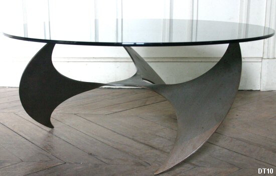 Table basse vers 1970,  pitement hlice en acier bross, plateau verre teint.