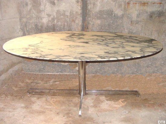 Table à manger, ovale vers 1970 édition  "Roche Bobois", plateau en marbre verni, pied étoile, inox.
