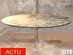 Table  manger, ovale vers 1970 dition  "Roche Bobois", plateau en marbre verni, pied toile, inox.