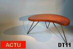 Petite table basse, vers 1950; piètement en fer cintré laqué noir, épais plateau de bois exotique. Dans le goût de Jean Royère.