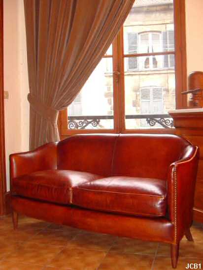 Banquette Bridge vers 1925 beau modle Art-Dco, dossier droit, peausserie neuve, coussins garniture plume, coloris marron; possibilit d'ensemble avec bridges coordonns