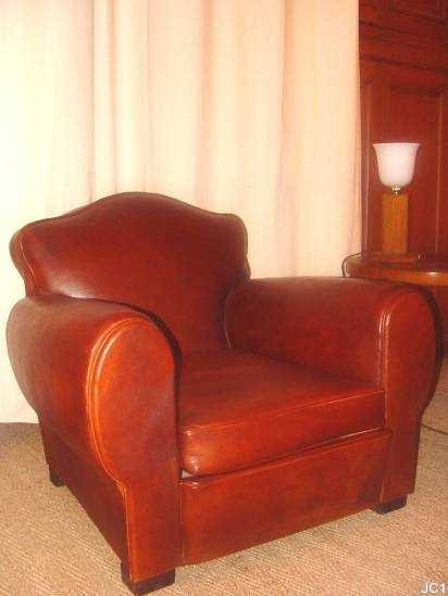 Fauteuil club gnreux vers 1940, dossier chapeau de gendarme