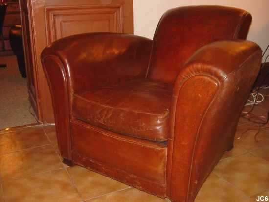 Fauteuil club, gnreux, vers 1930, dossier droit, modle Tulipe, cuir d'origine, coloris: marron fonc.