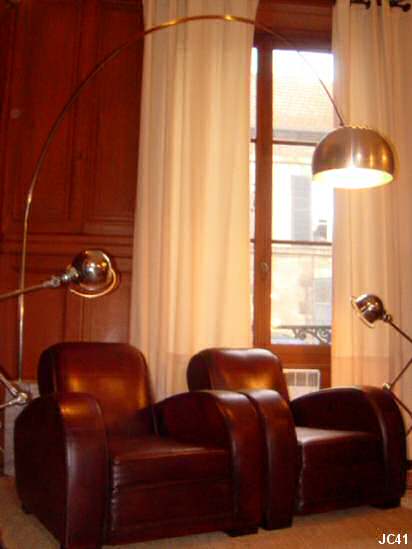 Paire de fauteuils club "BENTLEY", généreux, vers 1930, modèle moderniste, beau détail de dossier cylindre, tapisserie et peausserie neuves, basane de mouton patinée main, coloris: marron foncé.
