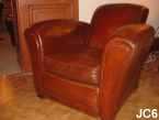 Fauteuil club, gnreux, vers 1930, dossier droit, modle Tulipe, cuir d'origine, coloris: marron fonc.