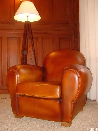 Fauteuil club, gnreux, vers 1930, dossier rond, modle confortable, tapisserie et cuir neuf, coloris: fauve.