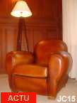 Fauteuil club, gnreux, vers 1930, dossier rond, modle confortable, tapisserie et cuir neuf, coloris: fauve.